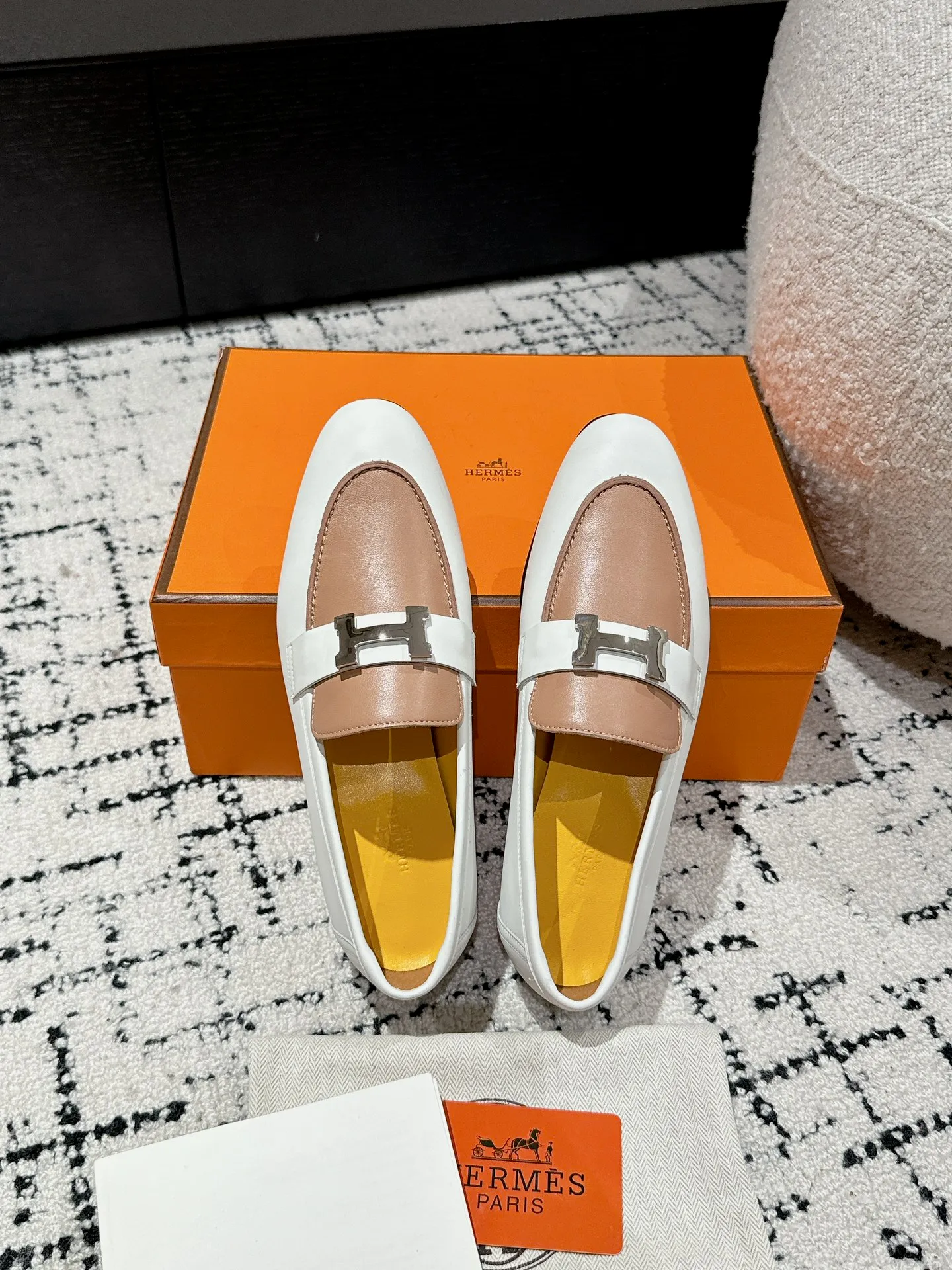 👟👟Ex-factory price 720👟👟 (top version) Hermes/25ss classic model is undoubtedly the leader in luxury goods. Every single product is very popular‼ ️Although the styles are few, they are more refined and more classic. They never go out of style. They are a brand that maintains and appreciates value. It is rare to have such a reputation in consumer goods sincerely! This pair of shoes is a classic style of this brand. It is decorated with metal buckles exclusive to Hermès. It is a classic that has become more and more beautiful over the course of history. We will bring out some goods from the channel in small quantities! The leather feels very, very soft and feels like baby skin! Feel the luxury! Supplies are huge! ✔️Material: imported sheepskin upper ✔️Inner lining/foot pads: imported sheepskin ✔️Outsole: genuine leather ➕tpu bottom ⚠️ ✔️Size: 35/36/37/38/39 (40/41/42 can be ordered)